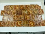 beaucoup de tuiles posées sur la table