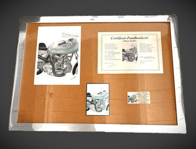 une photo d'une vieille moto exposée dans une vitrine