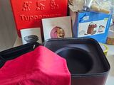 un parapluie rouge posé sur une table à côté d'un sac rouge