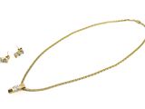 gros plan d'un collier et de boucles d'oreilles sur une surface blanche
