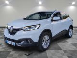 un renault kad suv blanc garé sur un sol en damier