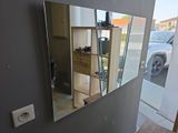 un miroir accroché au mur d'une pièce
