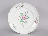 une image représentant une assiette blanche ornée de fleurs roses