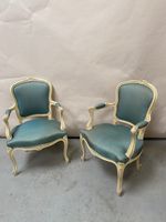 Paire de fauteuils en cabriolet en bois laqué crème.