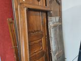 beaucoup de vieilles portes en bois dans un coin de la pièce