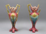 une paire de vases colorés posés l'un sur l'autre sur une surface grise