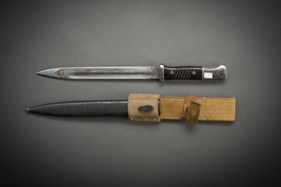 two knives that are sitting next to each other
