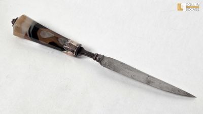 un couteau posé sur une surface blanche