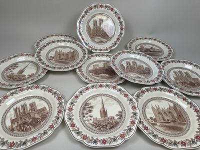 six assiettes marron et blanches ornées d'une illustration représentant un château