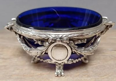 Orfèvre C. MERITE : Salière de forme ovale en argent massif,…