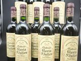 six bouteilles de vin sont alignées sur une table