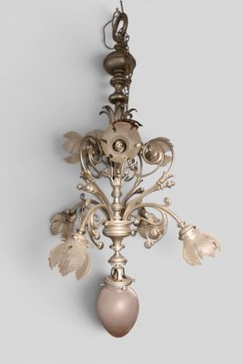 une applique murale à laquelle est suspendue une perle de verre rose