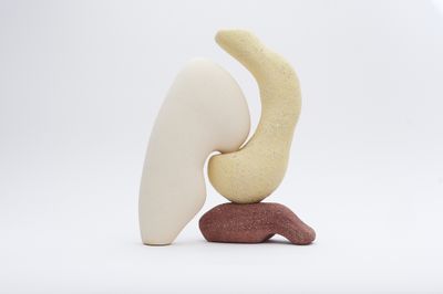 une sculpture représentant une banane posée sur un rocher