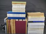 plusieurs livres empilés sur une table