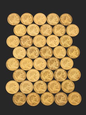 une pile de pièces d'or sur fond noir