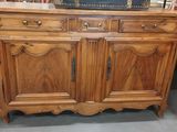 une grande armoire en bois surmontée d'un miroir