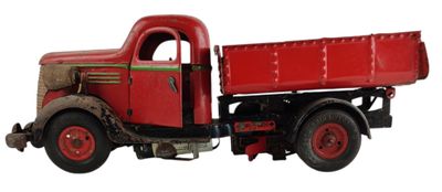 un camion rouge garé sur une surface blanche