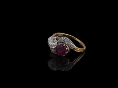une bague ancienne en rubis et diamants