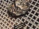 un objet argenté posé sur une grille métallique au sol