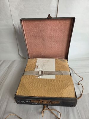une valise ouverte posée sur une surface blanche