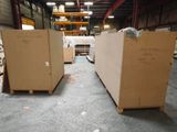 de nombreux cartons entreposés dans un entrepôt