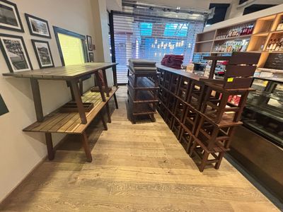 Important lot de mobilier en bois sombre comprenant : 40 tab…