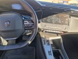 l'intérieur d'une voiture avec un volant et des commandes sur le tableau de bord