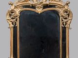 l'image d'un miroir encadré d'or posé sur une table