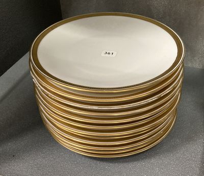 beaucoup d'assiettes empilées les unes sur les autres