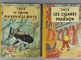 deux livres pour enfants sont posés l'un à côté de l'autre sur une table