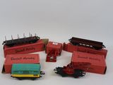 plusieurs petits trains sont alignés sur une surface blanche