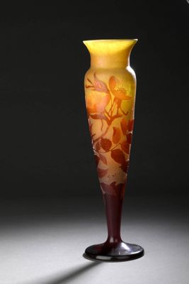 un vase posé sur un socle dans l'obscurité