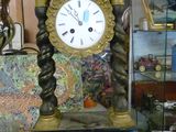 une horloge posée sur une table dans une pièce