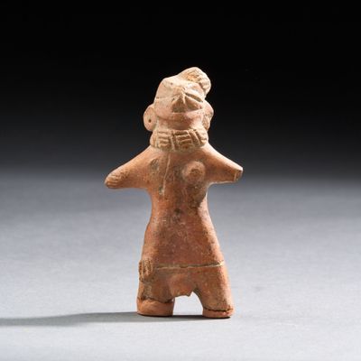 une figurine ancienne représentant un homme coiffé d'un chapeau