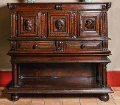 une grande armoire en bois sur laquelle sont posés deux vases