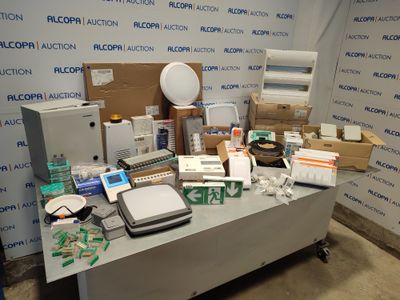 une table sur laquelle se trouvent de nombreux produits médicaux