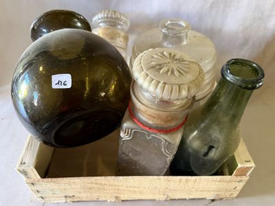 une caisse en bois remplie de bouteilles et de bocaux en verre