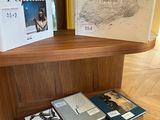 deux livres posés l'un à côté de l'autre sur une étagère en bois
