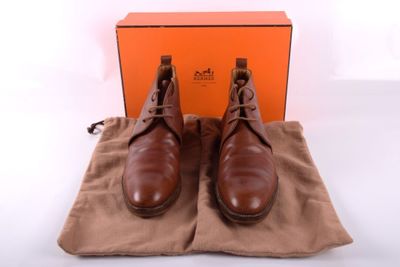 HERMES PARIS Paire de bottines marron en cuir avec sa boite