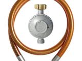 un gros plan d'un tuyau raccordé à une bonbonne de propane