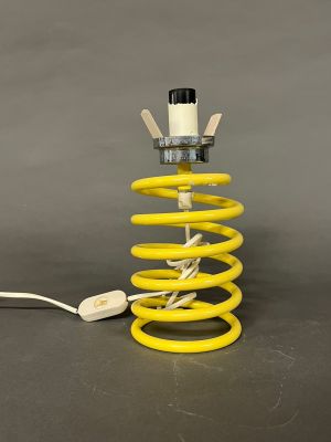 un gros plan d'une bobine jaune sur laquelle brille une lumière blanche