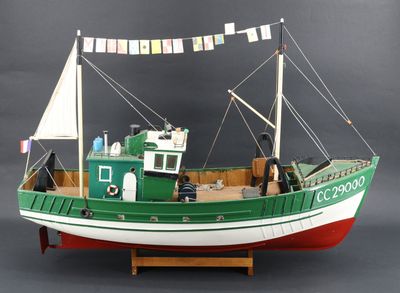 un bateau vert et blanc sur lequel flotte un drapeau