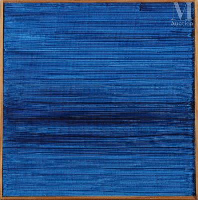 un tableau bleu encadré de bois sur fond blanc
