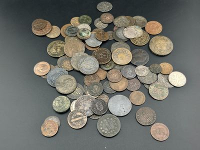 un tas de vieilles pièces de monnaie posées sur une surface noire