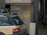 a car that is parked in front of a pizza shop