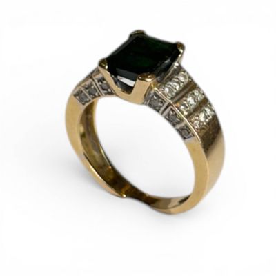 Bague en or jaune 18K (750) sertie d'un béryl vert (?) épaul…