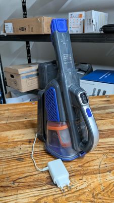 un aspirateur posé sur une table en bois