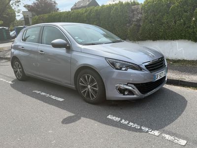 une voiture argentée garée sur le bord de la route