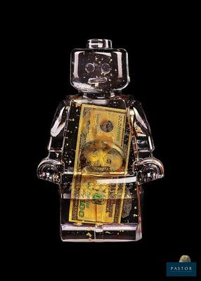 un bonhomme Lego avec de l'argent dans la main