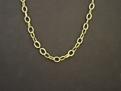 un collier à chaîne en or avec un gros maillon sur fond noir